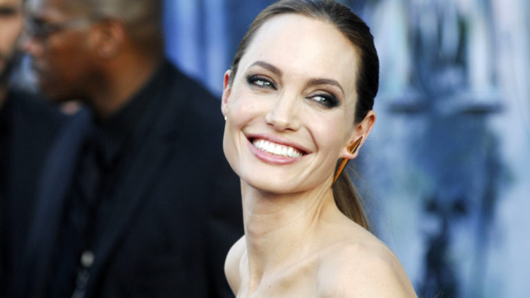 Angelina Jolie vai dar aulas em Universidade em Londres