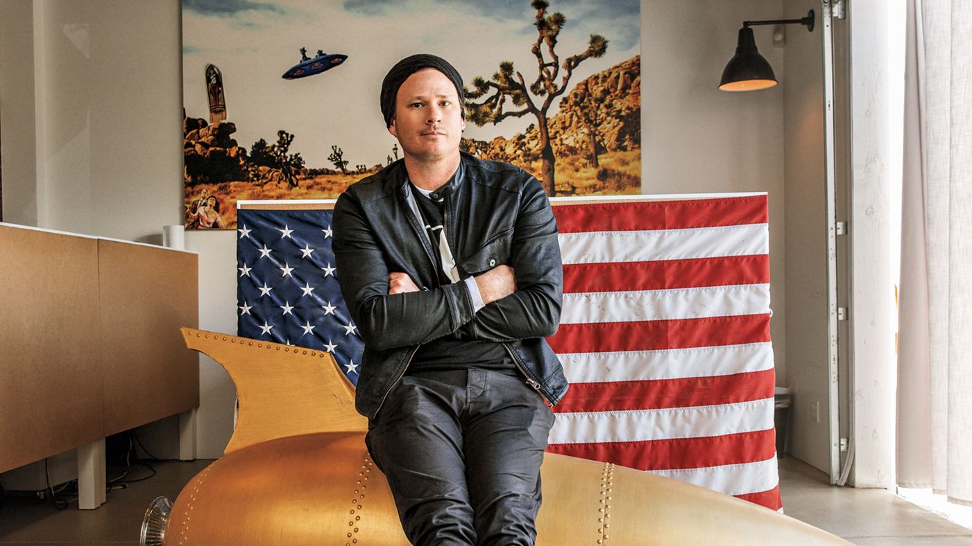 Tom DeLonge diz que trabalha com governo em projeto sobre aliens e não deixou o Blink-182