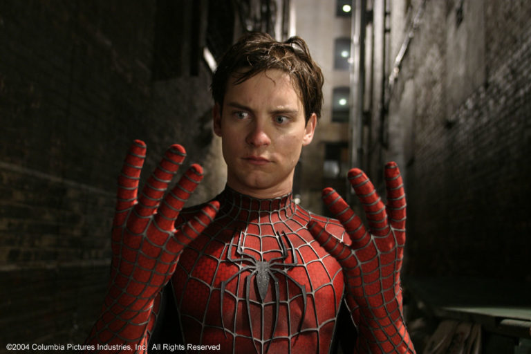 VÍDEO | Tobey Maguire passa o manto do HOMEM-ARANHA para Tom Holland!
