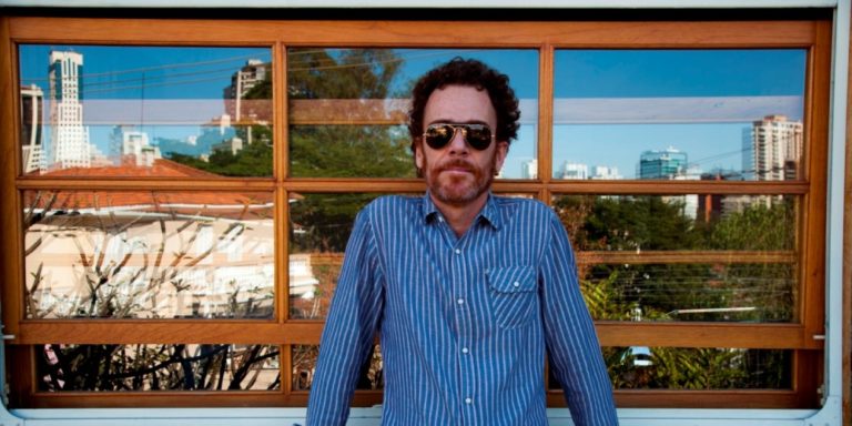 Novo álbum de Nando Reis conta com a participação dos guitarristas do R.E.M. e Pearl Jam