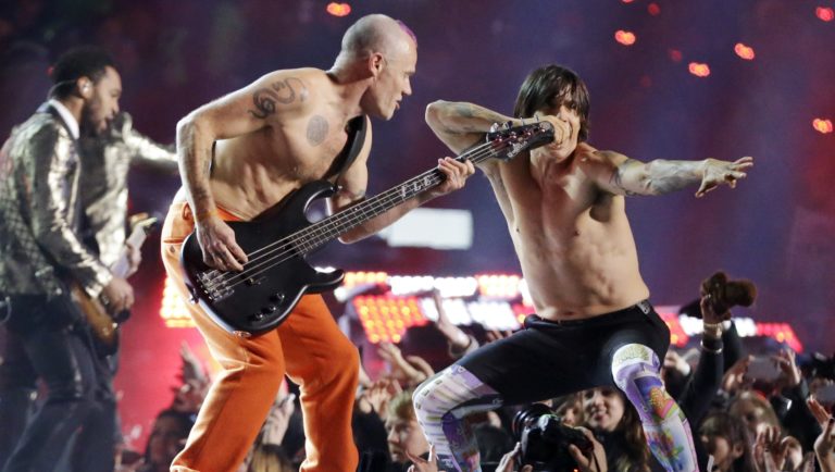 Red Hot Chili Peppers lança a inédita “Dark Necessities” e anuncia novo álbum