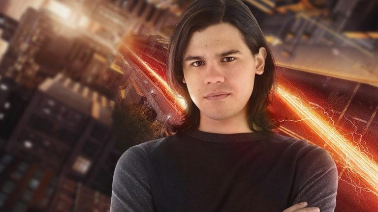 Carlos Valdez fala sobre parceria entre Flash e Supergirl