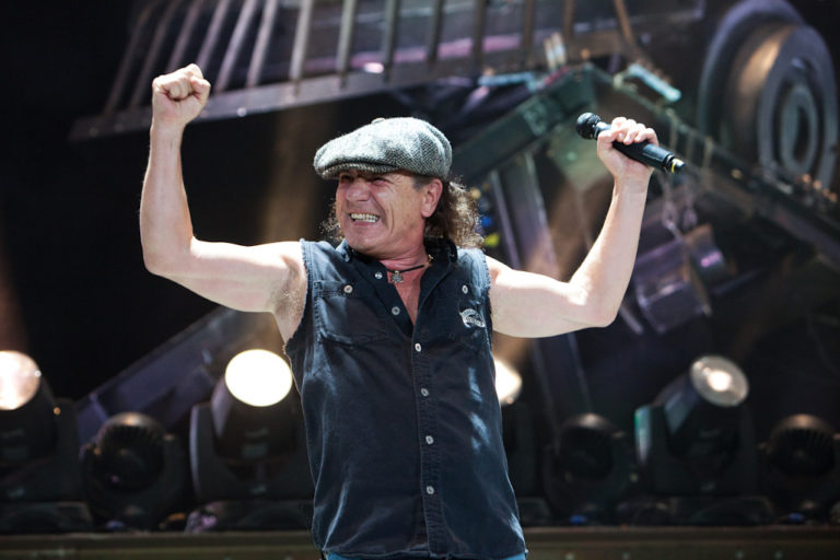Brian Johnson diz que aparelho auditivo funciona!