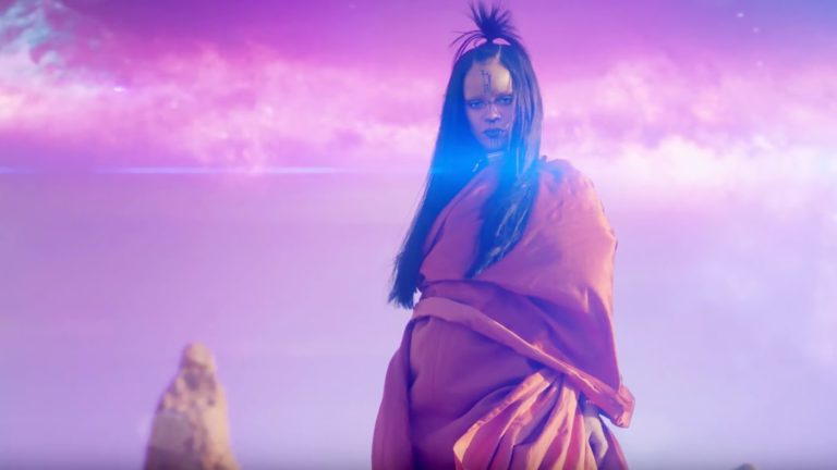 Rihanna envia toalhas e pizza para fãs que aguardavam abertura de portões do show sob chuva