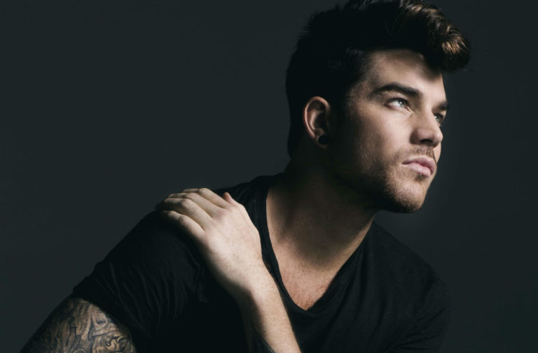 Assista ao clipe “Welcome To The Show”, novo single de Adam Lambert