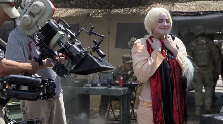 Esquadrão Suicida | Margot Robbie segura roupa clássica da Arlequina em vídeo dos bastidores