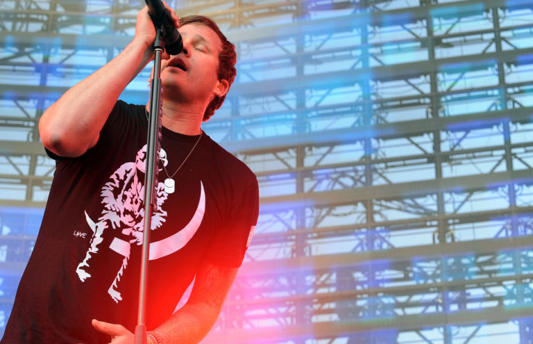 É OFICIAL! | Tom DeLonge ex-Blink182 surtou com sua busca por alienígenas