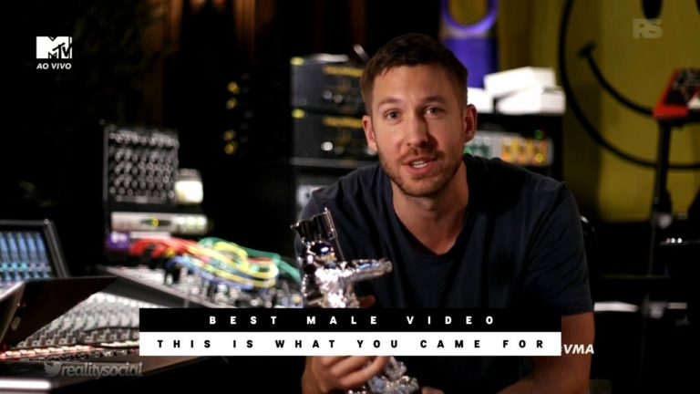 Calvin Harris recebe o premio de melhor clipe masculino por “This is What you Came For”