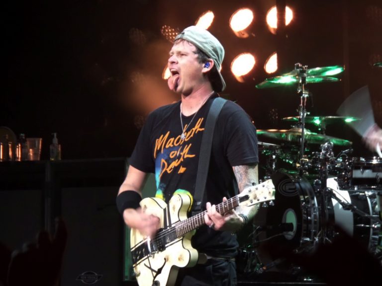 Tom DeLonge publica foto do Pé-grande e celebra sinal vindo do espaço