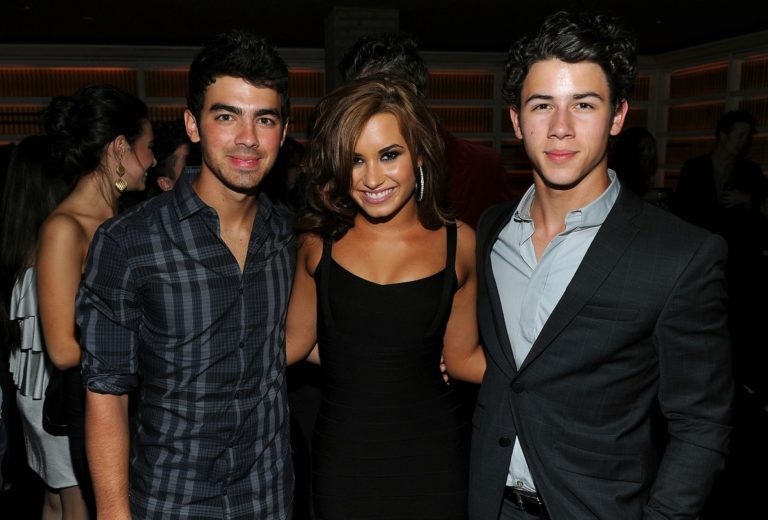 Joe Jonas e Demi Lovato recriam AO VIVO canção de Camp Rock