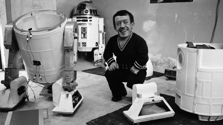 STAR WARS | Peter Mayhen o Chewbacca, homenageia Kenny Baker