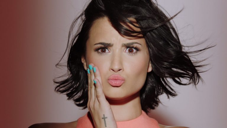 Demi Lovato | Cantora se disfarça de motorista em quadro de comédia