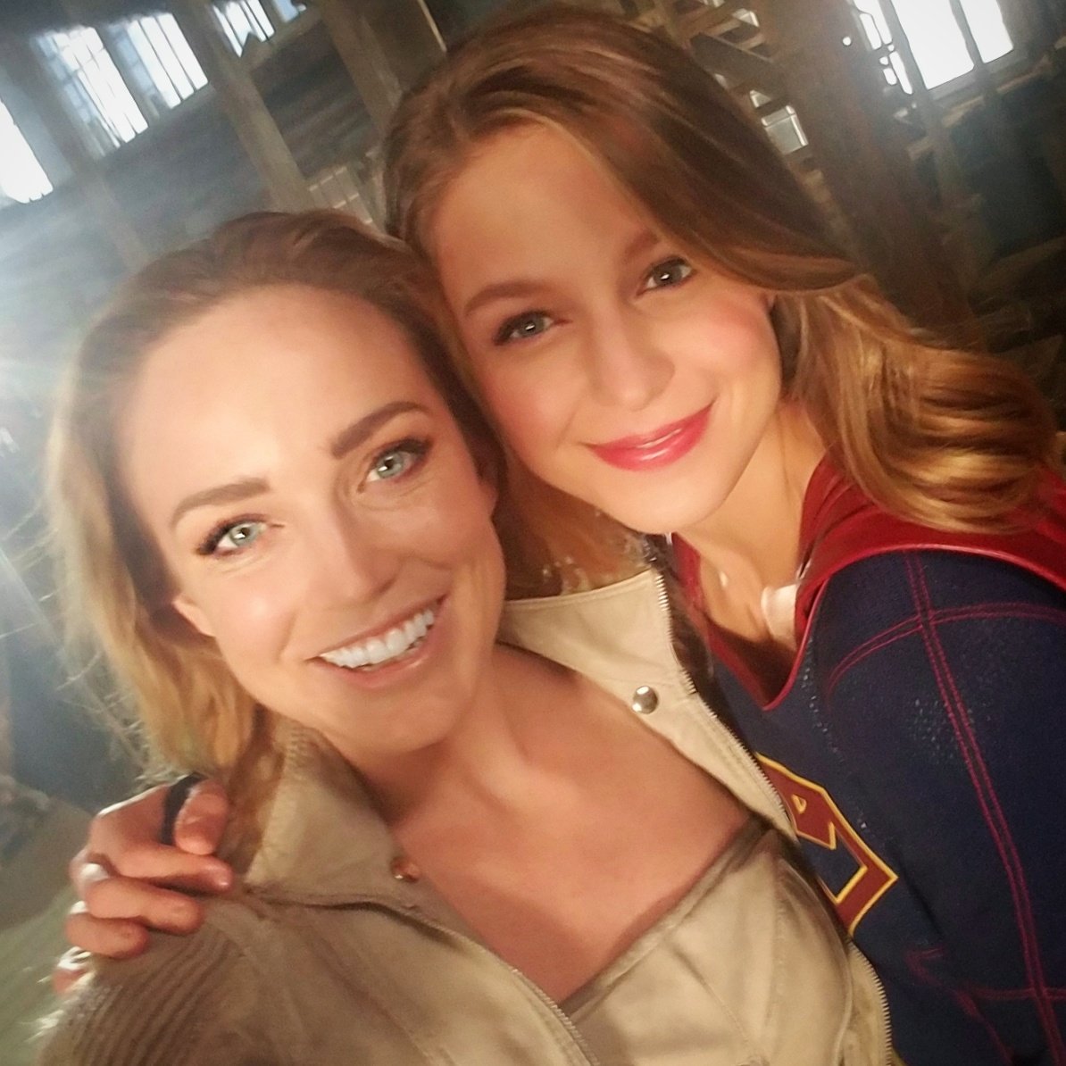 Novo shipp? | Produtor revela que Sara irá se apaixonar por Supergirl no crossover