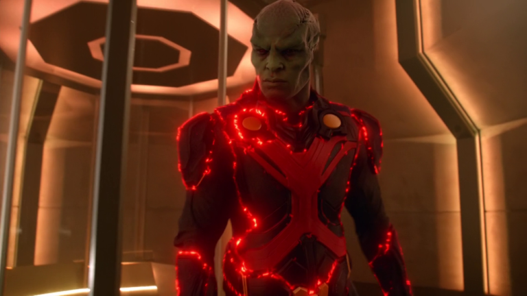 Supergirl | Novo vídeo revela encontro entre o Caçador de Marte e a Miss Marte