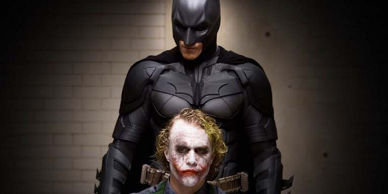 Homem vestido de Batman afugenta os palhaços bizarros na Inglaterra