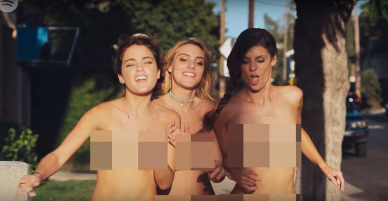 Banda Blink-182 relembra grande hit em novo clipe de “She’s Out Of Her Mind”