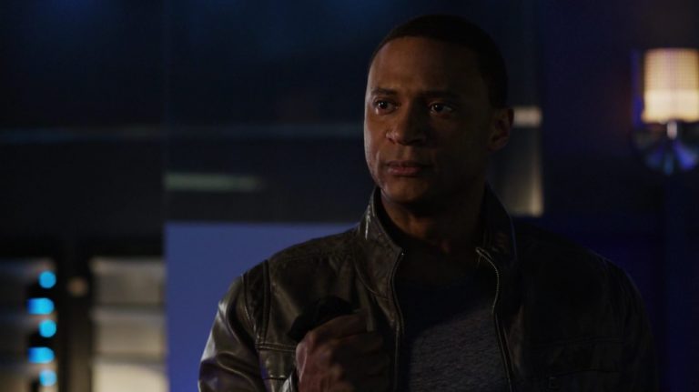 JÁ ERA HORA! | Revelado novo visual do capacete de Diggle na nova temporada de ARROW
