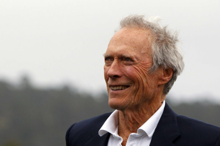 Clint Eastwood pode dirigir filme sobre sequestro de ativista norte-americana