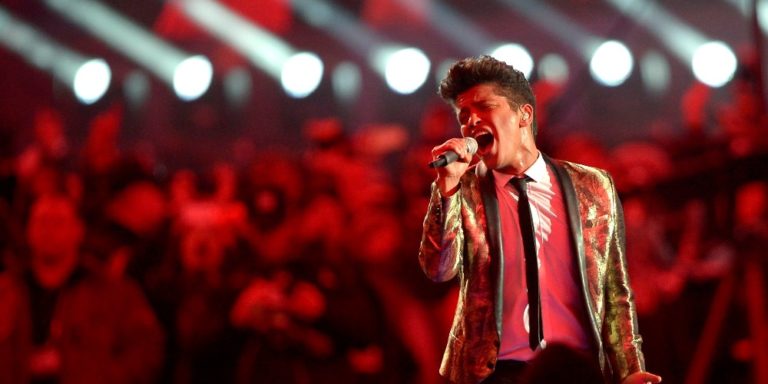 Bruno Mars | Cantor lançará novo single na próxima sexta-feira