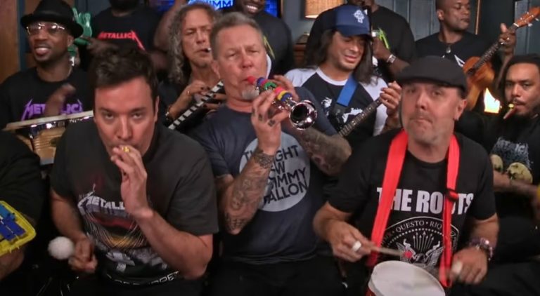 Metallica | Banda se diverte tocando “Enter Sandman” com instrumentos infantis, assista!