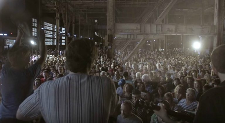 Leonard Cohen | 1500 pessoas cantam juntas Hallelujah em homenagem ao artista