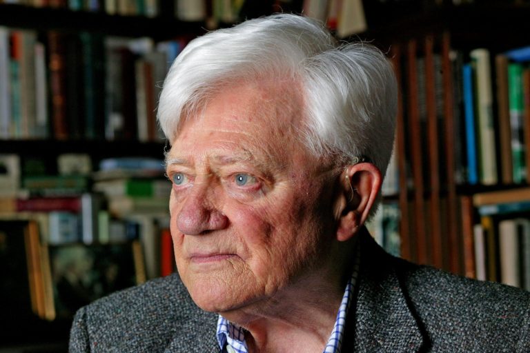 Morre Richard Adams, romancista inglês, autor de “A Longa Jornada”.