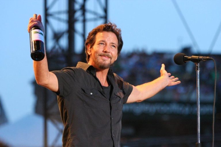 Eddie Vedder doa US$10,000 para família que precisava no Natal