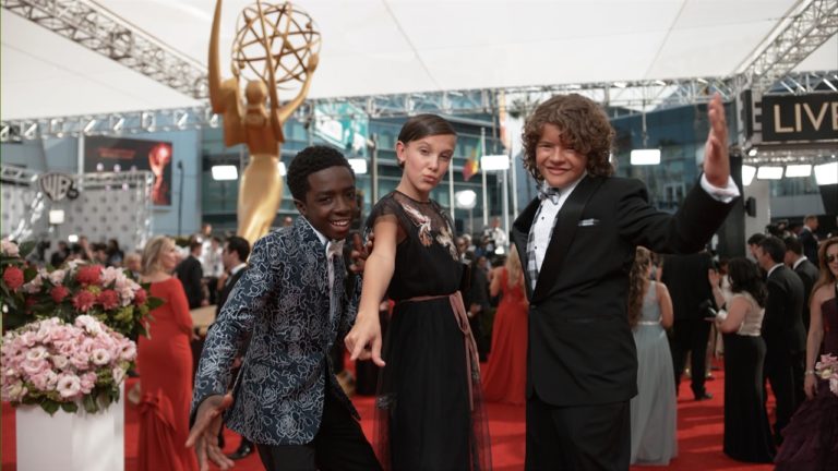 Como não amar? | Elenco de Stranger Things reage às indicações do Globo de Ouro em vídeo