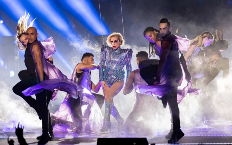 Lady Gaga faz incrível apresentação no Super Bowl e confirma vinda para ROCK IN RIO 2017