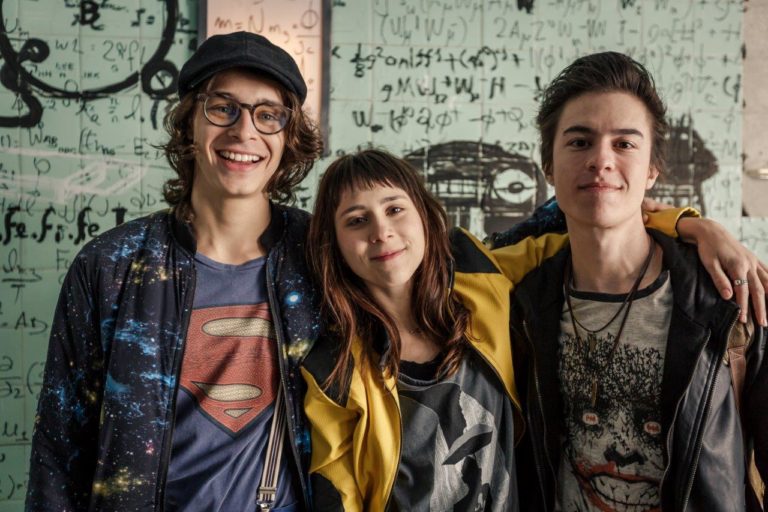 Primeira série nacional da Warner, Manual para se Defender de Aliens, Ninjas e Zumbis estreia domingo