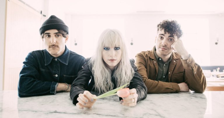 ELES NÃO PARAM! | Paramore lança clipe de “Told You So”