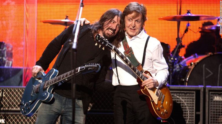 Foo Fighters | Paul McCartney toca bateria em novo álbum da banda