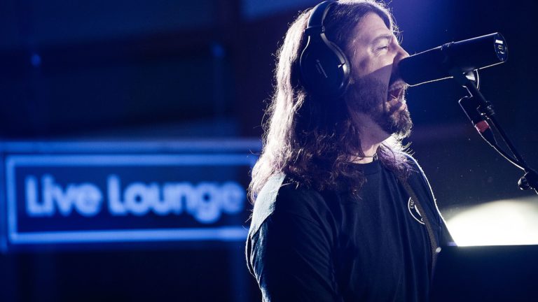 Foo Fighters faz apresentação intimista para a BBC Radio 1