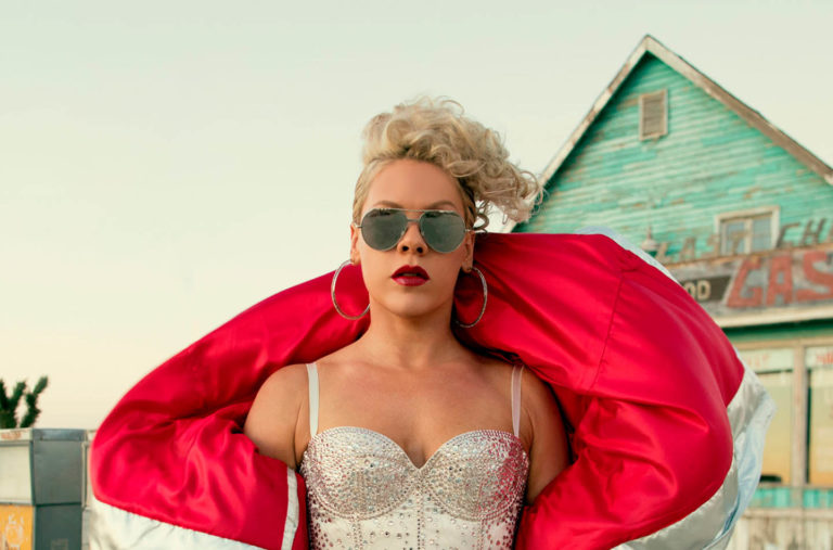 P!nk | Cantora lança nova música, “Beautiful Trauma”