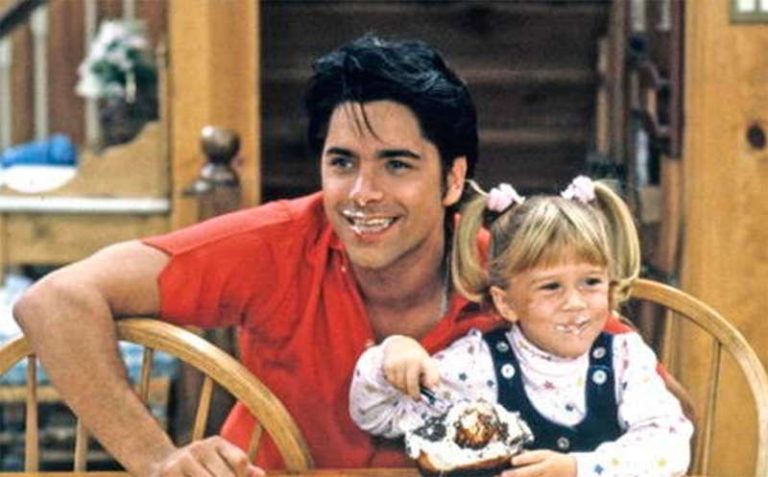 Três é Demais | John Stamos posta vídeo fofo das gêmeas Olsen aos 3 anos de idade