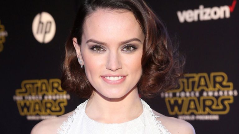 Atriz Daisy Ridley diz que surtou e teve até problemas de pele após fama repentina com ‘Star Wars’