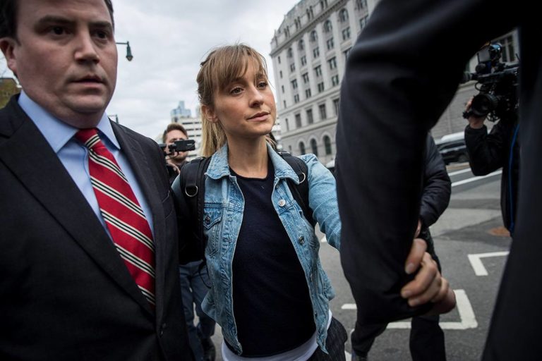 O que é, e como age a seita do sexo NXIVM de Alisson Mack e Keith Raniere, e o que aconteceu com a atriz após condenação?