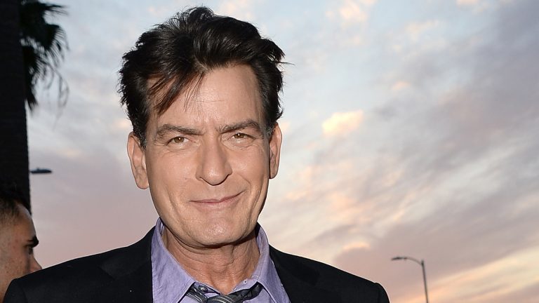 Charlie Sheen quer revival de “Two and a Half Men” para a série “terminar como deveria”
