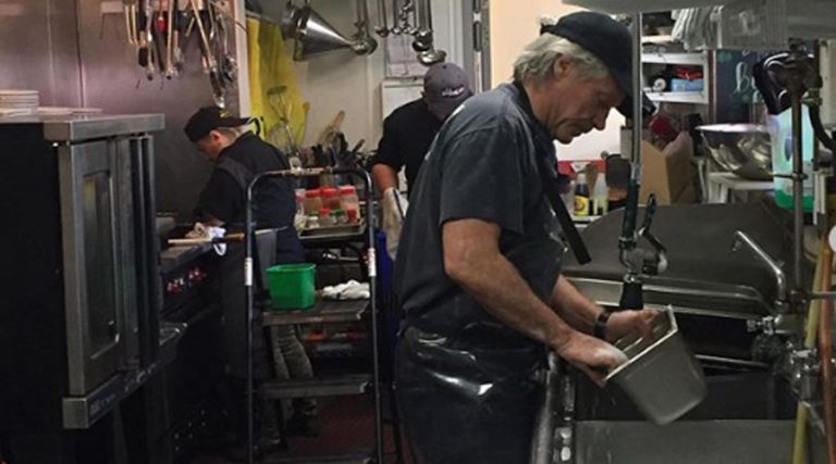Jon Bon Jovi lava louças em seu restaurante e pede para que cada um faça o que pode
