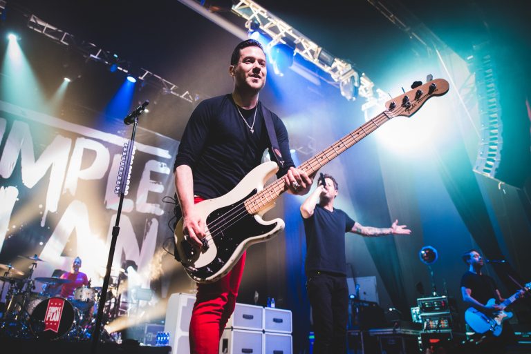 Simple Plan anuncia pequena pausa e afastamento de baixista após acusações de assédio sexual