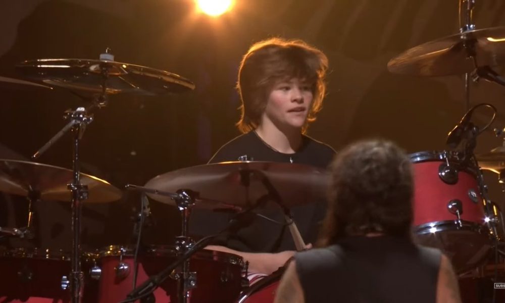 Foo Fighters toca “My Hero” com filho de Taylor Hawkins na bateria