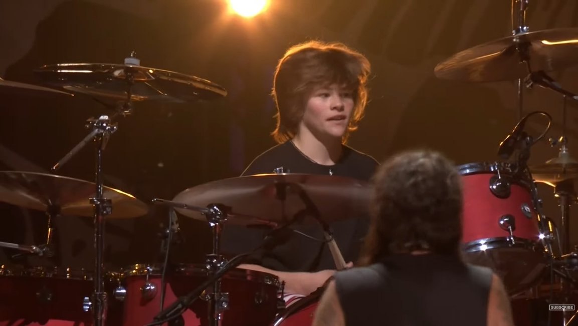 Foo Fighters toca “My Hero” com filho de Taylor Hawkins na bateria