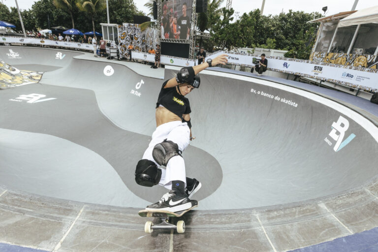 Oi une skate e universo gamer com pista virtual e desafio no STU Open Rio