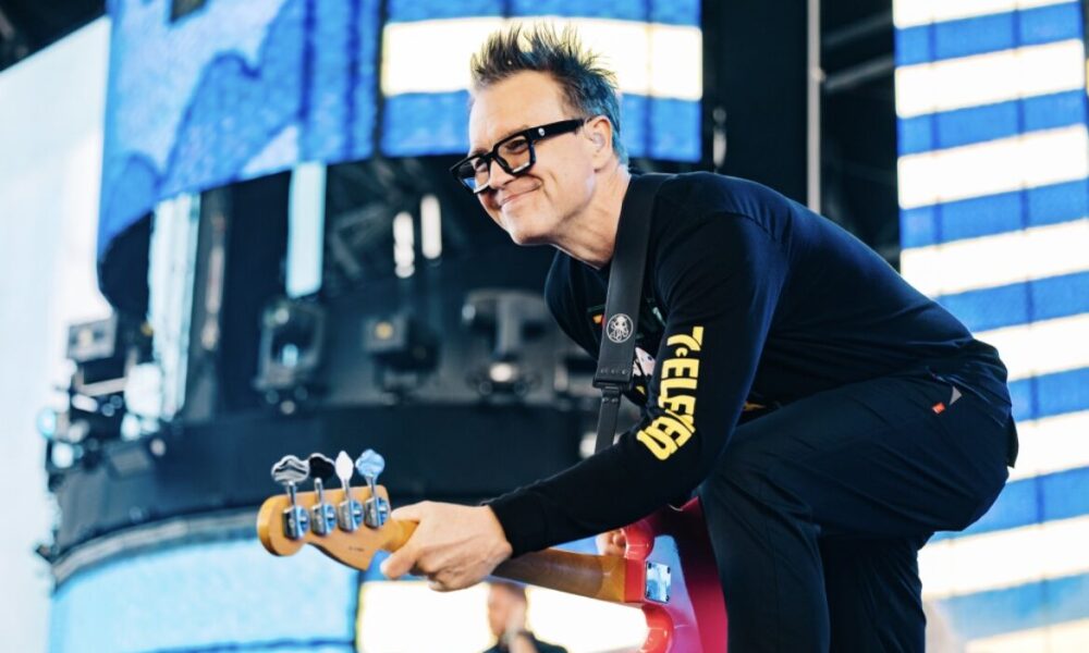 TUDO CERTO! Lesão de Mark Hoppus preocupa fãs do Blink-182 mas baixista confirma show no Lollapalooza!