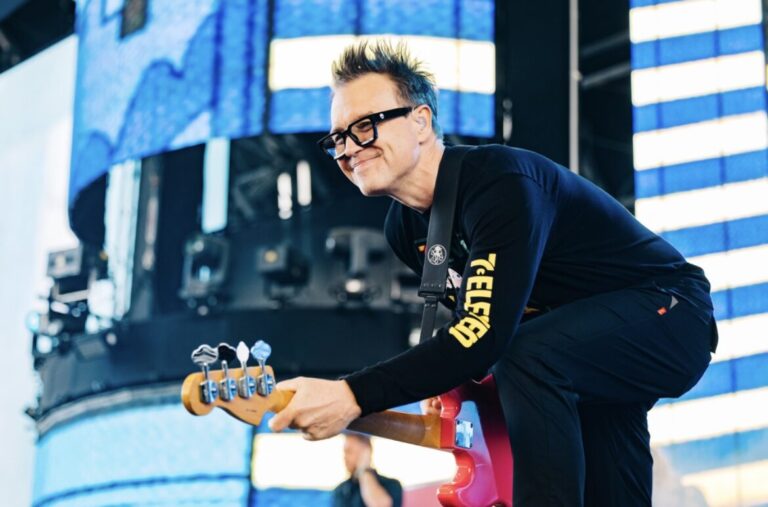 TUDO CERTO! Lesão de Mark Hoppus preocupa fãs do Blink-182 mas baixista confirma show no Lollapalooza!