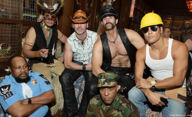 Village People se apresenta na posse de Trump em 2025, buscando promover união em meio à divisão política nos EUA.