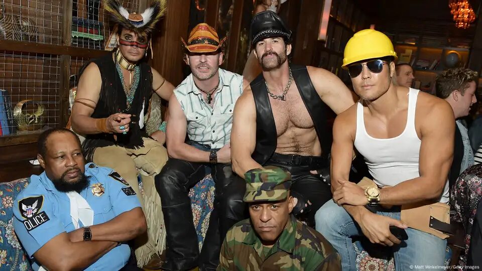 Village People se apresenta na posse de Trump em 2025, buscando promover união em meio à divisão política nos EUA.