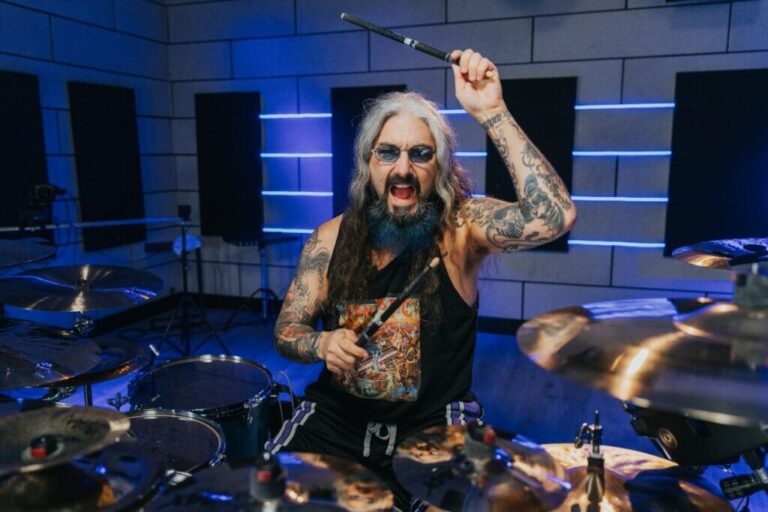 Mike Portnoy toca “Shake It Off” de Taylor Swift em desafio musical no canal Drumeo do YouTube