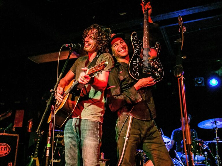 Tom Morello relembra último encontro com Chris Cornell em baile anti-inauguração de protesto contra Donald Trump