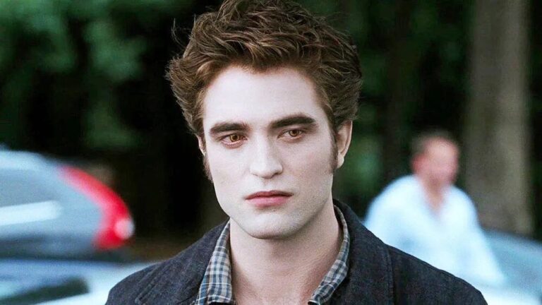 Robert Pattinson comenta sobre críticas à série Crepúsculo e seu impacto na carreira do ator no cinema.